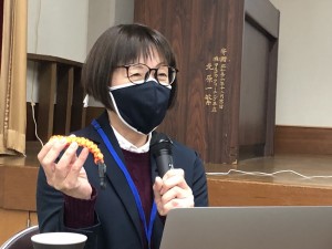 研修会でパラコードブレスレットを紹介する増田裕子さん