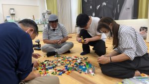 大人が本気でLEGOを作る様子