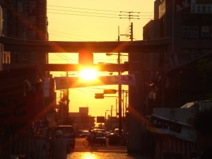 四天王寺の石鳥居に沈む夕陽