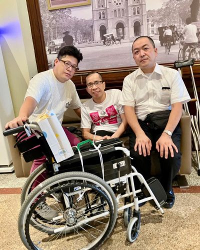 大阪ベトナム友好協会はベトナムのグエン・ドクさんに車椅子を贈呈しました。