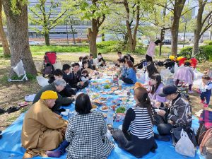 大阪ベトナム友好協会のお花見を大阪城公園で行ないました。